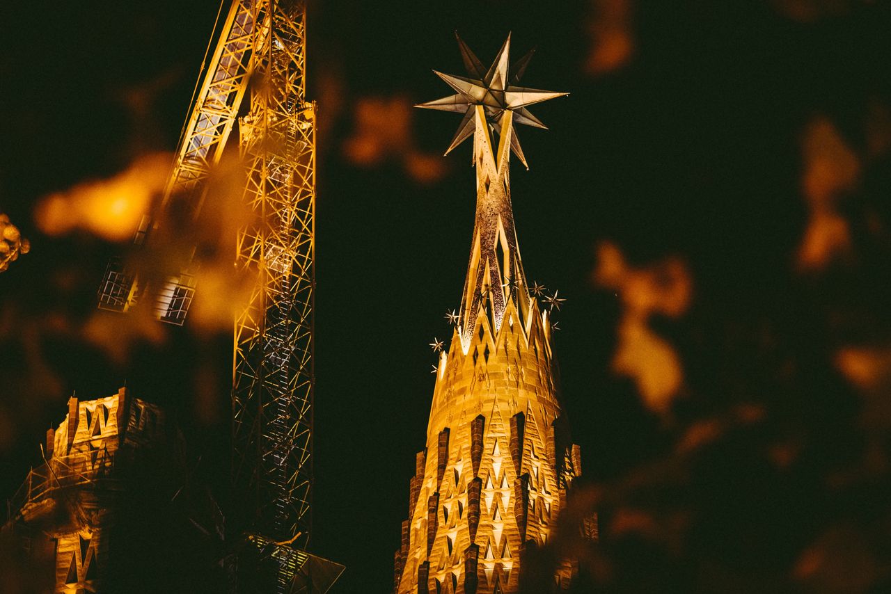 Un turn de la Sagrada Familia e luminat cu o stea de 1,5 milioane de euro
