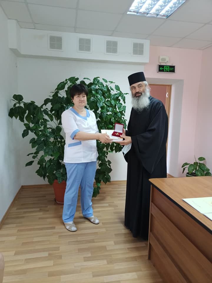 Episcopia de Bălți a decorat 5 lucrători medicali de la spitalul Glodeni