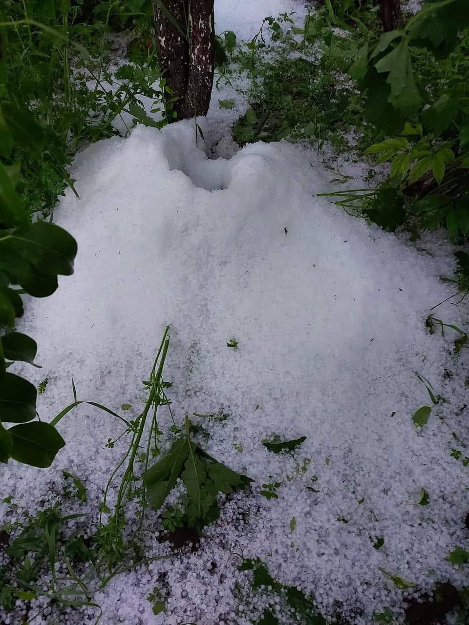 La Soroca a plouat cu grindină: Imagini cu mormane de gheață