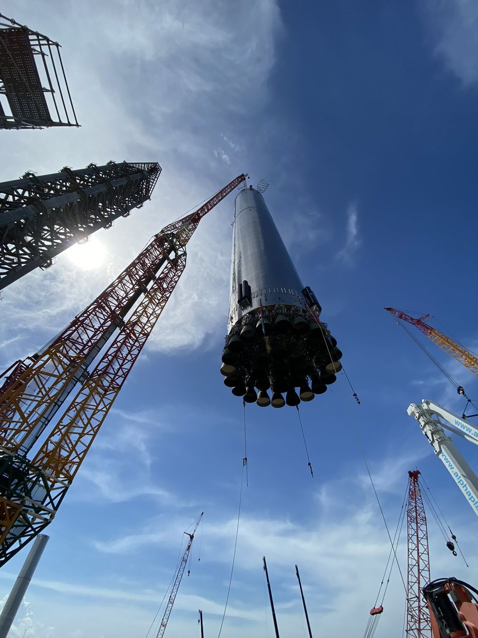 Musk a publicat fotografii cu racheta Super Heavy cu motoare Raptor