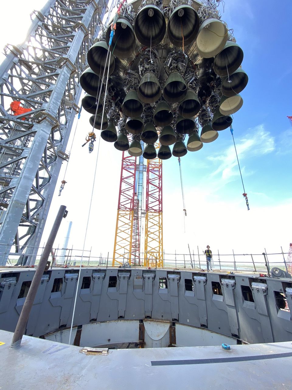 Musk a publicat fotografii cu racheta Super Heavy cu motoare Raptor