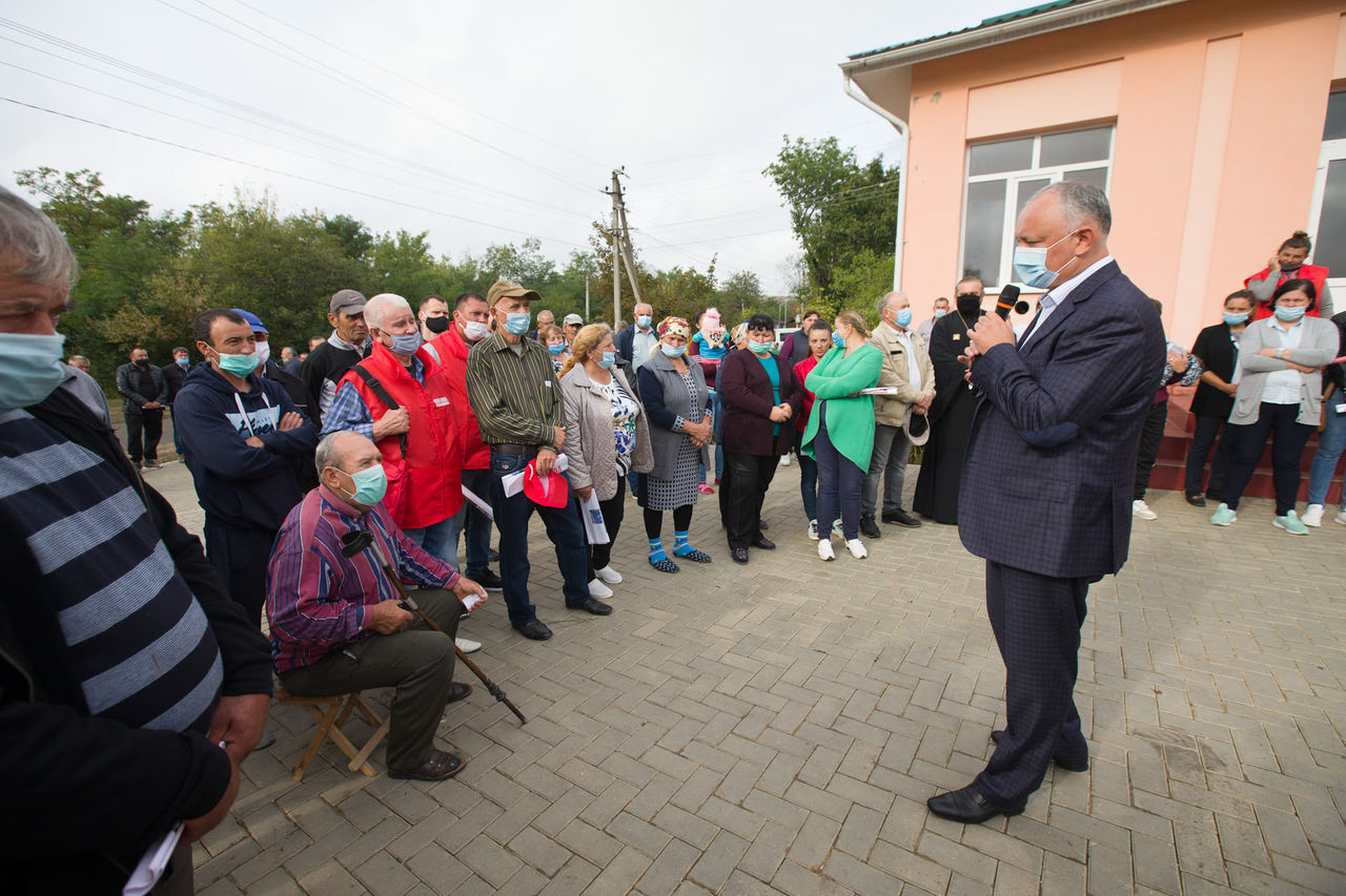 Md молдова. Додон село. Визит Додона в Купчинь. Кагульский район Борчаг контакты. Встреча Додона сжителями Кагула.