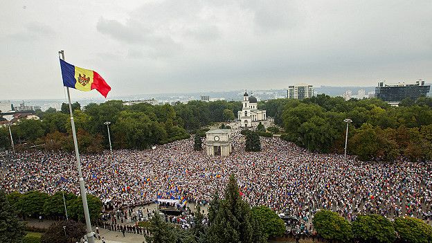 Протестующие в Кишиневе требуют отставки руководства Молдовы - Цензор.НЕТ 701