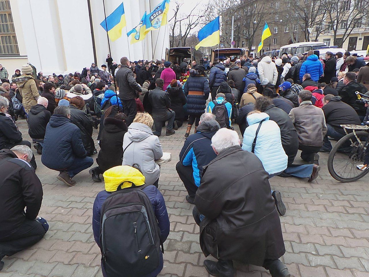 Перед чем стоят на коленях. Украинские люди на коленях. Хохлы на коленях.