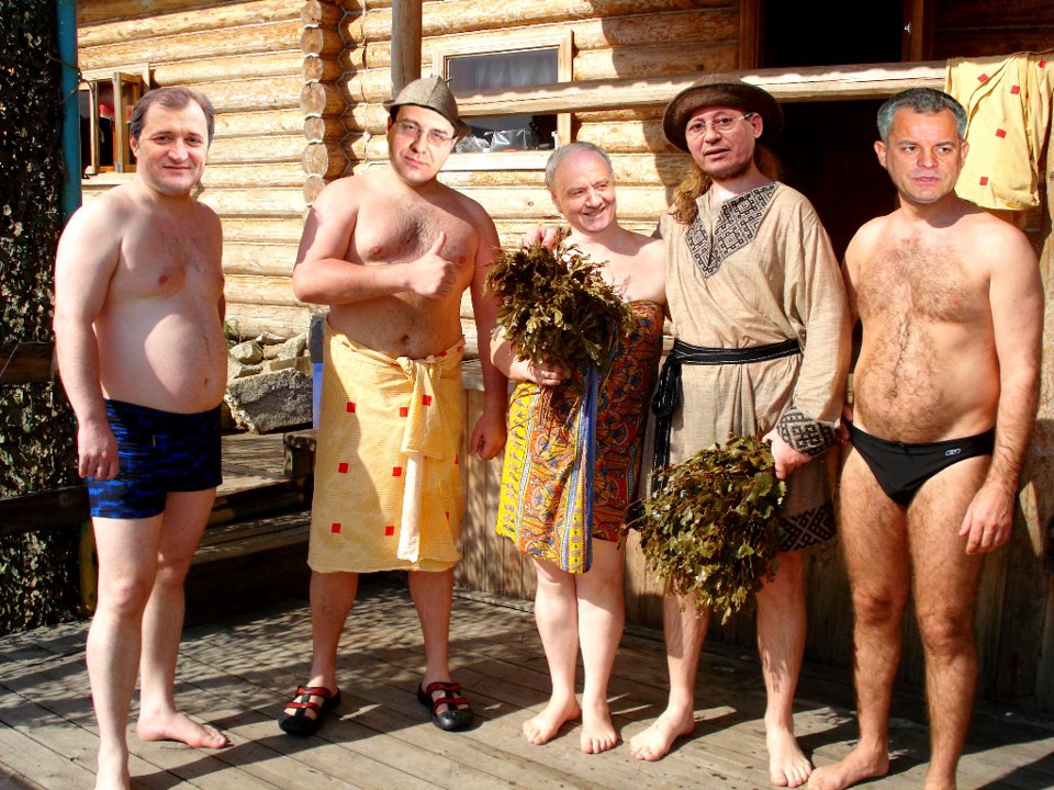 Русские мужики снимают баб. Мужики в деревенской бане. Парни в деревенской бане. Мужчины в деревенская баня. Деревенская общая баня.
