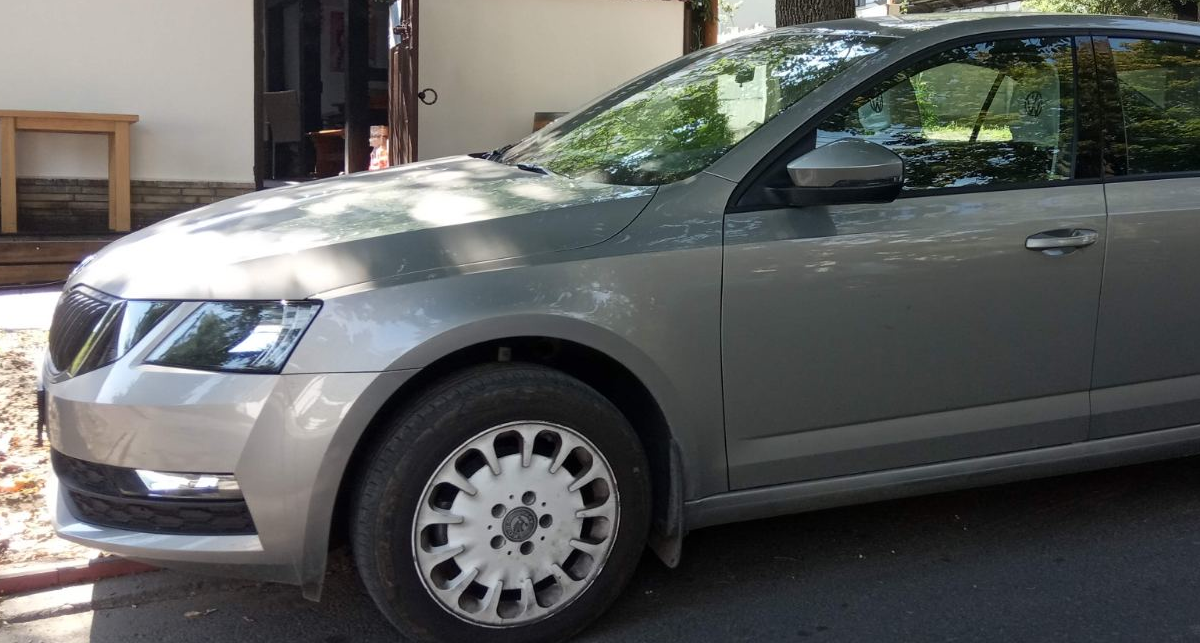 Водитель со своим автомобилем ищет работу