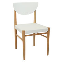 Белый пластиковый стул и деревянные ножки