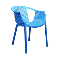 Синий пластиковый стул со спинкой и круглым сиденьем.
