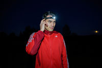 cumpără Lanterna de frunte LED KL100 LuxPremium / Lanternă cu LED CREE ușoară cu lumină frontală puternică (ideal pentru jogging, IP44, inclusiv baterii, rază de lumină de 60 m, 100 lm, unghi de înclinare reglabil) în Chișinău 