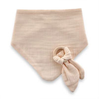 Муслиновый нагрудник с грызунком BabyJem Beige