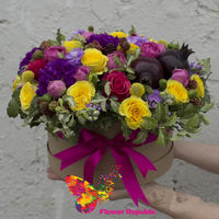 купить Коробка, наполненная цветами в желто-розово-фиолетовой гамме в Кишинёве
