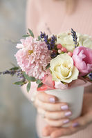 Compoziția cu flori intro Cutie rotunda -Cană Eco   : "Ia cu tine"