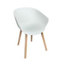 Белый пластиковый стул на деревянных ножках