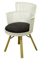 Белый пластиковый стул с деревянными ножками и мягким сиденьем.