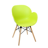 Зеленый пластиковый стул с деревянными ножками и металлической опорой