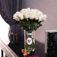 Trandafiri albi in vase