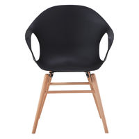 Черный пластиковый стул на деревянных ножках