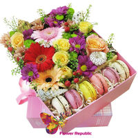 Композиция в квадратной коробке из сезонных цветов "Сладкие пожелания"