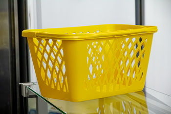 cumpără Coș din plastic pentru cumpărături 33l, mâner negru, coș galben în Chișinău 