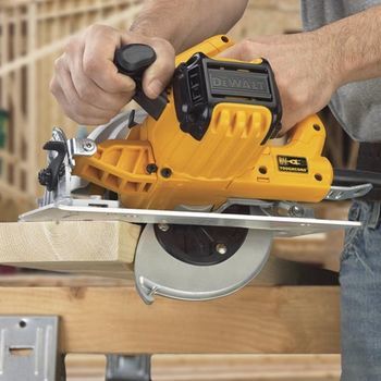 ПИЛА ДИСКОВАЯ DEWALT DWE575K 