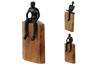 Статуэтка "Мужчина на деревянном блоке манго" 24cm, металл 