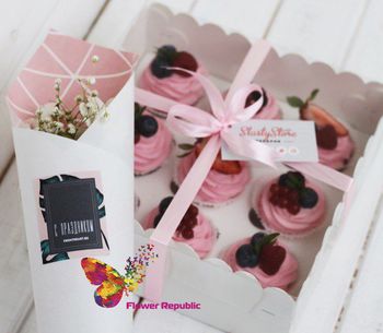 Set  cadou cu cupcakes + ctuie cu flori 