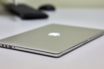 Apple MacBook Pro 15" M2015 i7 2.2GHZ/16GB/256GB (IG) (C) 