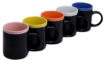 Чашка черная с разноцветной каймой 