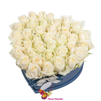 купить Белые розы "Ecuador"  в коробке в форме сердца в Кишинёве 