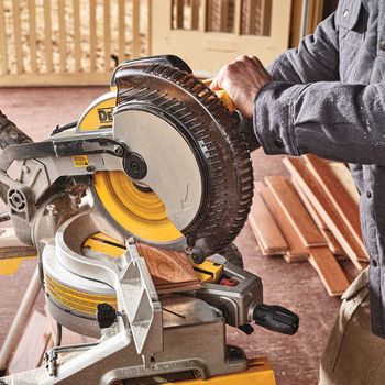 FERĂSTRĂU CIRCULAR DE MASA DEWALT DWS713 