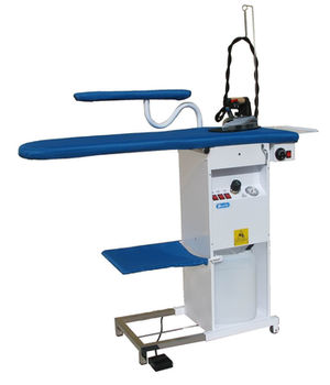 Утюжильный стол Bieffe с подогревом, вакуумным отсосом, встроенным автоматическим парогенератором непрерывного действия и утюгом. 