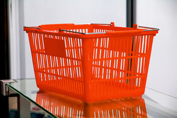 cumpără Coș din plastic (2 mânere metalice) 445x285x245, roșu în Chișinău 