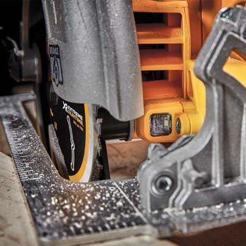 РУЧНАЯ ДИСКОВАЯ ПИЛА DEWALT DCS573NT 