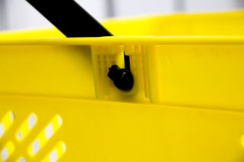 cumpără Coș din plastic (mâner de plastic) 470x310x250, galben în Chișinău 