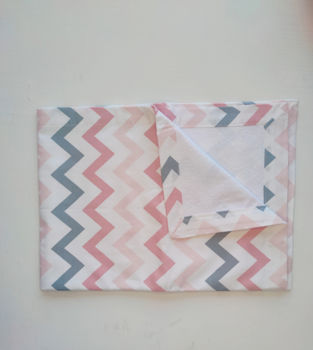 PELINCA IMPERMEABILĂ  Pampy 50*70 Pink zigzag 