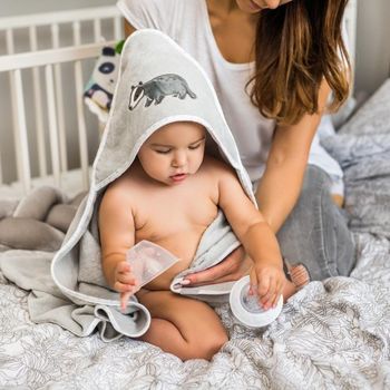 купить BabyOno Велюровое банное полотенце с капюшоном,76 x 76 cм в Кишинёве 