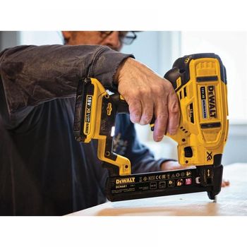 купить Пистолет гвоздезабивной аккумуляторный DeWALT DCN681N в Кишинёве 