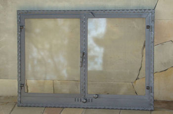 Дверца стальная каминная со стеклом двустворчатая 