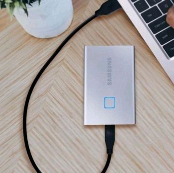 1.0TB (USB3.2/Type-C) Samsung Portable SSD T7 Touch, FP ID, Silver (85x57x8mm, 58g, R/W:1050MB/s) 