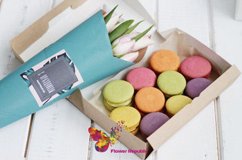 Cutie cadou cu macarons + ctuie cu flori 