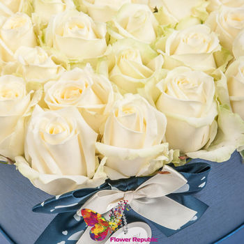 Trandafiri albi "Ecuador" in cutie sub forma de inima 