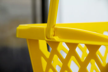 cumpără Coș din plastic pentru cumpărături 33l, mâner negru, coș galben în Chișinău 