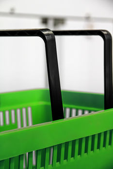 купить Корзина торговая пластиковая с двумя ручками 22 л с местом для лого, зеленый в Кишинёве 