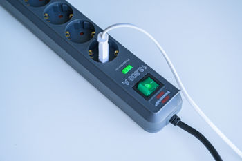 купить Удлинитель Eco-Line, 6-контактный, с защитой от перенапряжения (удлинитель с повышенной защитой от прикосновения, выключатель и кабель длиной 1,5 м) в Кишинёве 