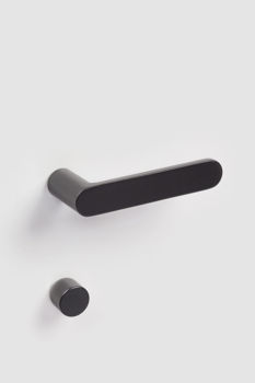 Дверная ручка на розетке Pure матовый черный + накладка WC 