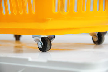 купить Пластиковая корзина на колесах (2 пластиковые ручки) 30L, 600*340*375mm, желтый в Кишинёве 
