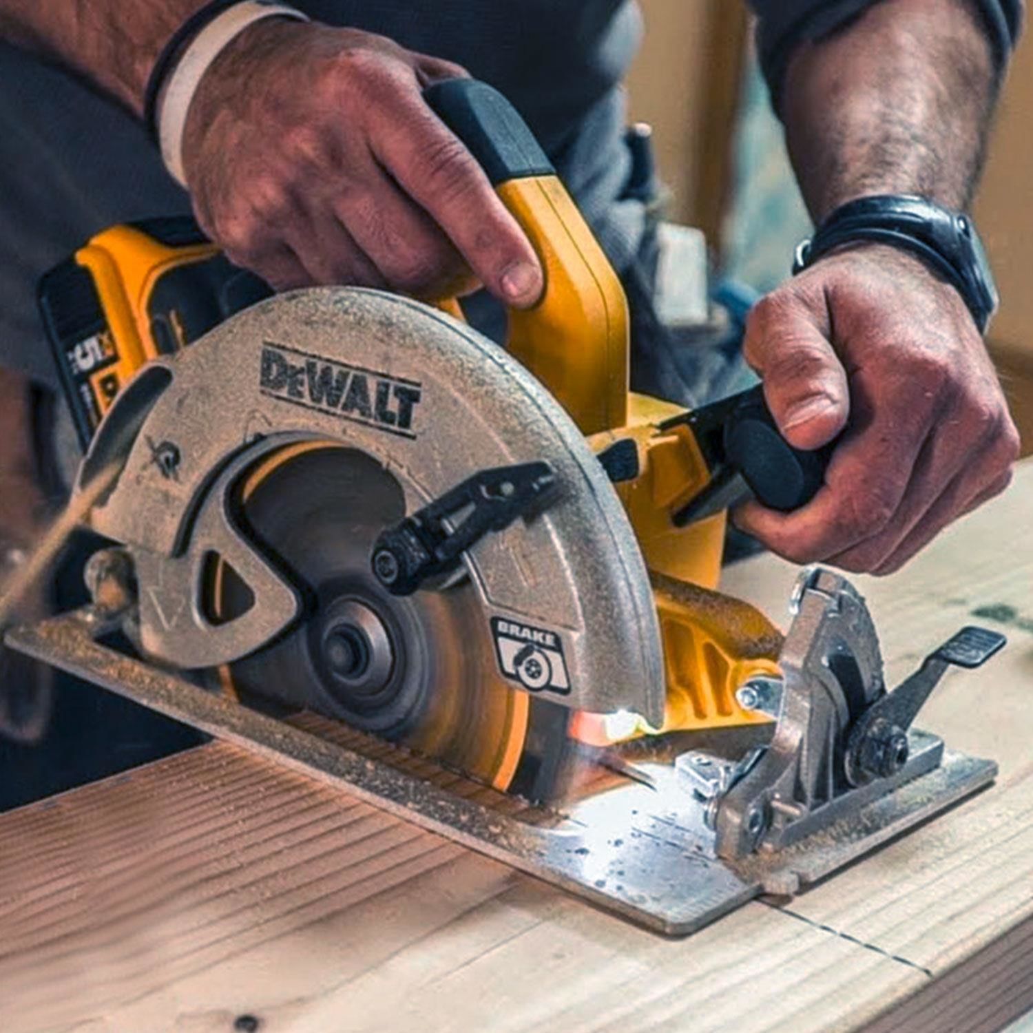 Бесщеточная пила. Циркулярная пила DEWALT dcs570n. DEWALT 20v 570. Пила DEWALT dcs573nt. Дисковая пила DEWALT dc352кb.