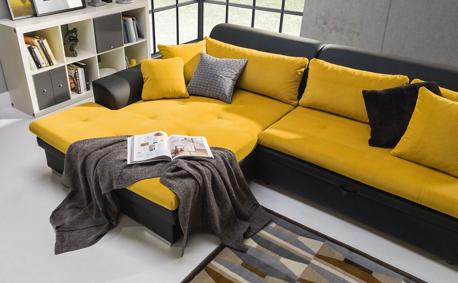 диван черный с желтым
