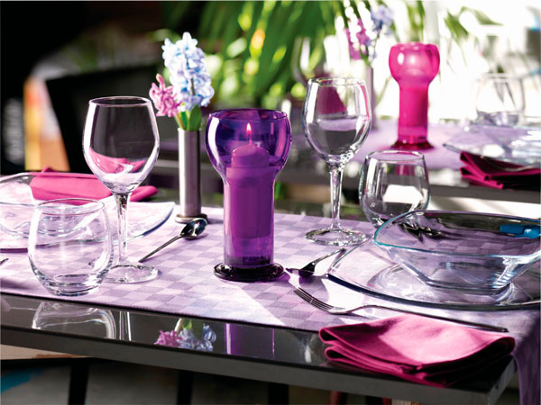 Masa cu pocale din cristal si un sfesnic din sticla violeta