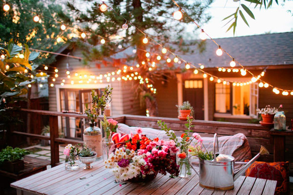 садовый декор с подсветкой и столик с цветами